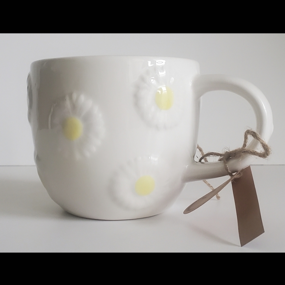 NWT Market Finds MRKT Daisy Ceramic Coffee Mug White Yellow Hand Painted